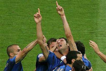 Materazzi, abrazado por varios de sus compañeros tras marcar el gol del empate de Italia.