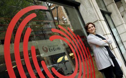 Ada Colau posa frente al logo de la coalici&oacute;n que lidera, Barcelona en Com&uacute;. 