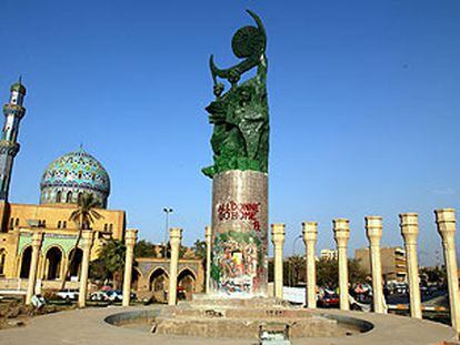 Bagdad: donde hubo una estatua de Sadam, una pintada dice: "El trabajo está hecho, vuélvanse a su casa".
