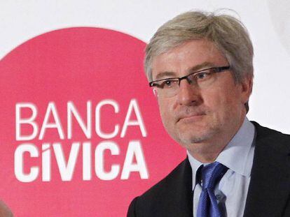 Enrique Goñi, copresidente de Banca Cívica, en primer plano, en la junta general extraordinaria de accionistas del 26 de junio de 2012, que aprobó la fusión por absorción de esta entidad con CaixaBank.