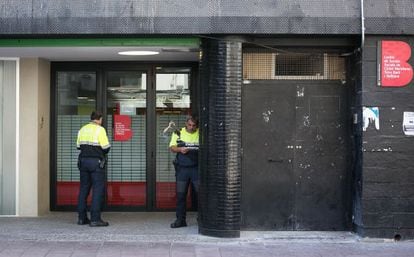Dos agentes de la Guardia Urbana custodian la oficina de los servicios sociales de Ciutat Meridiana.
