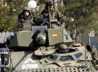 Un blindado español patrullando la semana pasada por la ciudad kosovar de Mitrovica.