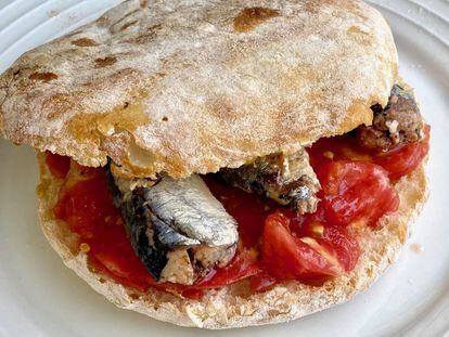 Mollete de Máximo con tomate y sardinas. J.C. CAPEL