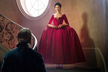 Viajar en el tiempo. Es lo que hace Claire Randall (Caitriona Balfe) en Outlander. Y en cada época adapta su vestuario. De los modelos todoterreno de las Tierras Altas de Escocia en la segunda temporada pasó a la sofisticación de la corte de Luis XV en Versalles. Allí epató con su escotado vestido rojo, elegido para llamar la atención en un baile. El diseñador de vestuario de la serie (disponible en Netflix y Movistar +), Terry Dresbach, logró su objetivo: es uno de los modelos más recordados por los seguidores de las aventuras de Claire y Jamie Fraser (interpretado por Sam Heughan).