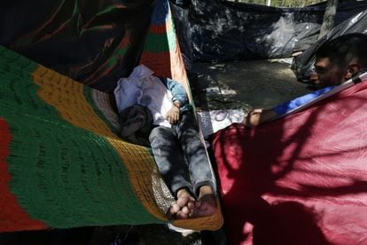 Un migrante venezolano duerme en una hamaca en un campamento improvisado en Quito, Ecuador, el jueves 9 de agosto de 2018. El Gobierno de Ecuador declaró una emergencia migratoria debido a la llegada de miles de venezolanos en tres provincias fronterizas y proporcionará asistencia humanitaria a los migrantes que continúan llegando.