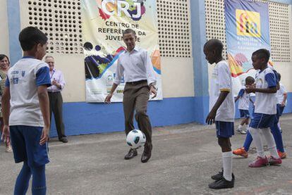 El presidente Obama juega al fútbol con unos niños durante su visita a la favela Ciudad de Dios, ayer en Río de Janeiro.
