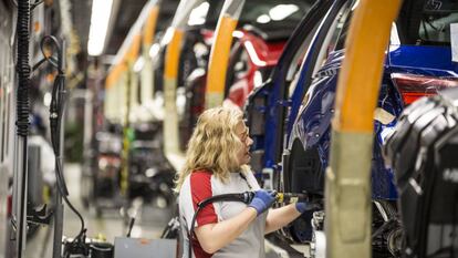 Una mujer trabaja en una de las líneas de montaje de la fábrica de Seat Martorell.