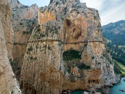 A 100 metros de altura, las pasarelas del Caminito del Rey atraviesan el desfiladero de los Gaitanes, en la provincia de Málaga.