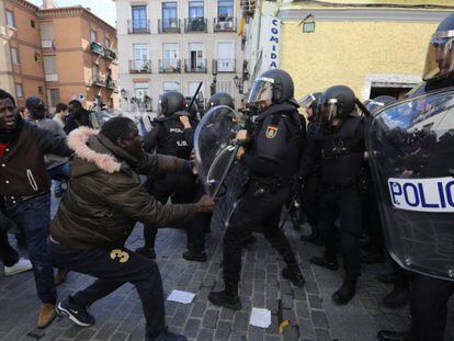 Disturbios en Lavapiés (Madrid) este viernes.