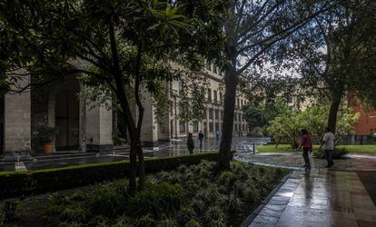 Turistas pasean en el interior del Palacio Nacional, en Ciudad de México.