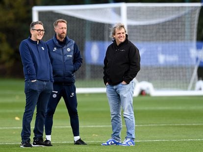 El presidente del Chelsea, Todd Boehly, junto a Jonathan Goldstein, director y copropietario, y Graham Potter, el entrenador, durante una sesión de entrenamiento en octubre.