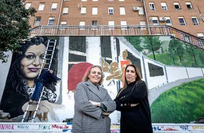 Boutaina El Hadri, gerente de la ONG valenciana Jovesólides y secretaria general del movimiento Fuerza Migrante, y la voluntaria Rahma El Basraoui, ante un mural pintado en el barrio de La Coma (Paterna) dedicado a la diversidad cultural.