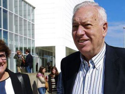 La candidata del Partido Popular a la Alcaldía de San Sebastián, Miren Albistur conversa con el ministro José Manuel García-Margallo este domingo en San Sebastián.