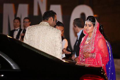 En la imagen Gulraj Behl recibe a su prometida Shristi Mittal.