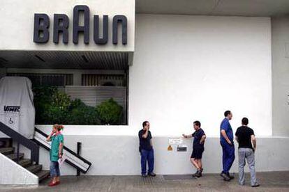 Varios operarios de Braun ayer, ante la entrada de la planta de la empresa en Esplugues de Llobregat.
