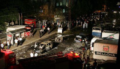 Bomberos y policías trabajan en la zona del atentado en el centro de Gaziantep.