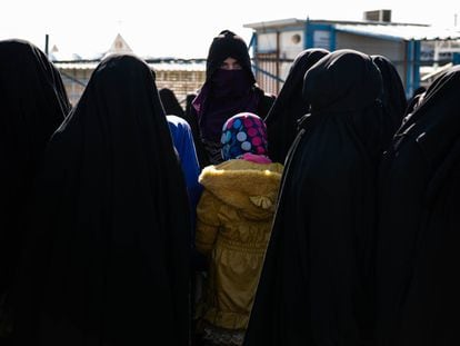Varias mujeres del campo de Al Hol aguardan su turno para recoger muestras de ADN, en octubre de 2019.