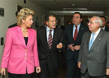 Viviane Reding, Romano Prodi, Graciano García y Vicente Álvarez Areces salen de la reunión.