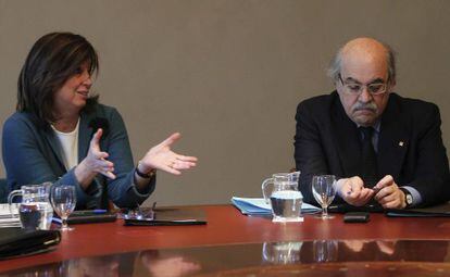 La consejera de Educación, Irene Rigau junto al consejero de Economía, Andreu Mas-Colell en una reunión del Gobierno.