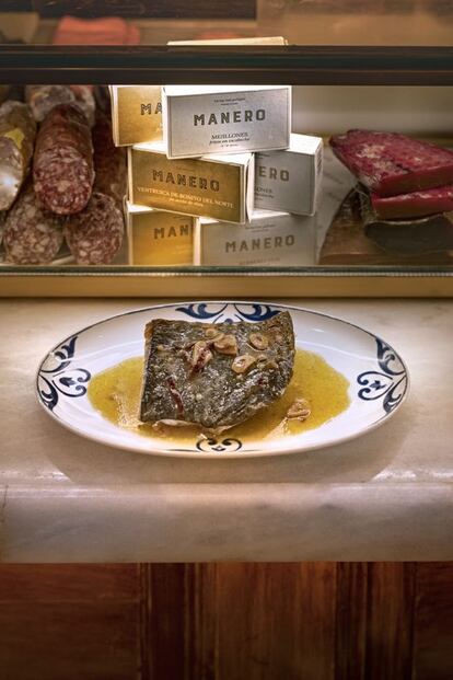 De la carta, es obligatorio tomar ensaladilla,  (8,90 euros), el bocata de calamares (10,90 euros), las quisquillas de Santa Pola ligeramente hervidas en agua de mar (14,90 euros, 100 gramos), o el canelón, con la receta de la madre de Bosch (10,90 euros). Buena carta de vinos, otra de las pasiones del propietario.  
