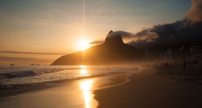 Puesta de sol en la playa de Ipanema (Brasil).