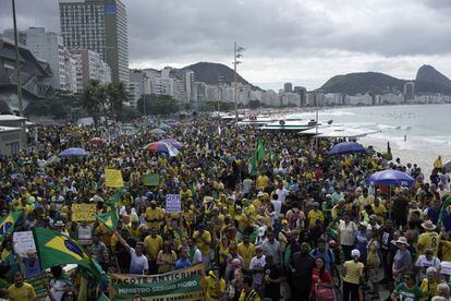Seguidores de Bolsonaro marchan este domingo en la playa de Copacabana, en Río de Janeiro.