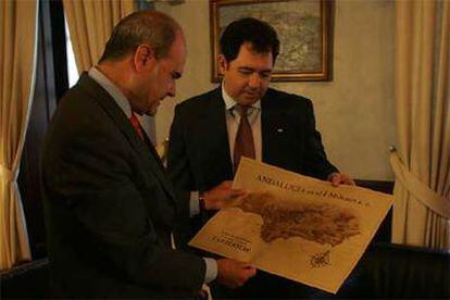 Manuel Chaves recibe, de manos de Julián Álvarez, un mapa de Andalucía de la época de Tartessos.