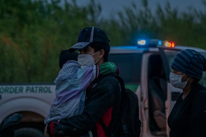 Migrantes se entregan a elementos de la patrulla fronteriza en busca de asilo humanitario en La Joya, Texas, el 1 de abril de 2021. 