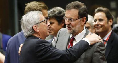 Mariano Rajoy saluda al presidente de la Comisi&oacute;n Europea, Jean-Claude Juncker, el jueves en la cumbre de Bruselas. 