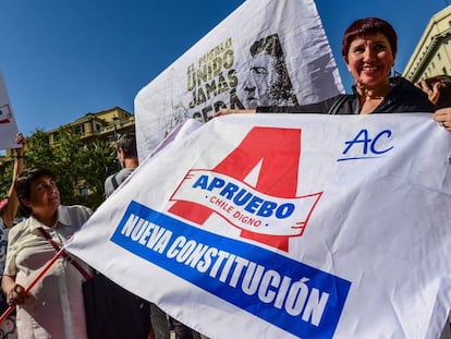 Manifestantes marchan a favor de la reforma constitucional en Chile, el 26 de febrero pasado.