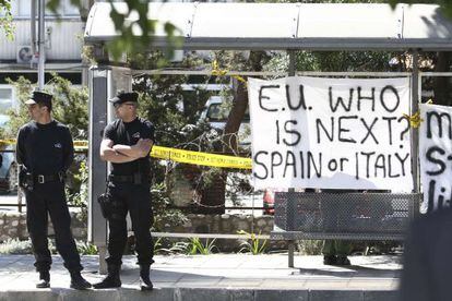 Una pancarta ante el Parlamento de Chipre que pregunta por qui&eacute;n ser&aacute; el pr&oacute;ximo: &iquest;Espa&ntilde;a o Italia?