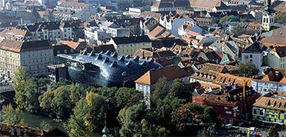 La Kunsthaus de Graz, construida por Peter Cook y Colin Fournier como un caparazón con lucernarios protuberantes.