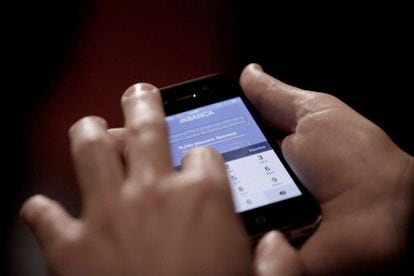 Vista general de un móvil con una aplicación para pagar por móvil.