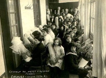 Curso de encaje de 1914 en la Escuela de Artes y Oficios de Ferrol, en una imagen cedida por Esperanza Piñeiro.