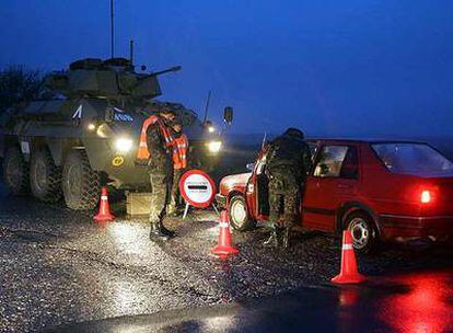 Tropas españolas realizan un control de carretera en los alrededores de Istok (Kosovo) en noviembre de 2005.