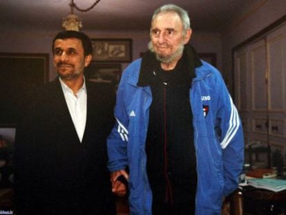 Mahmud Ahmadineyad y Fidel Castro el viernes en La Habana, en una imagen cedida por la presidencia iraní.