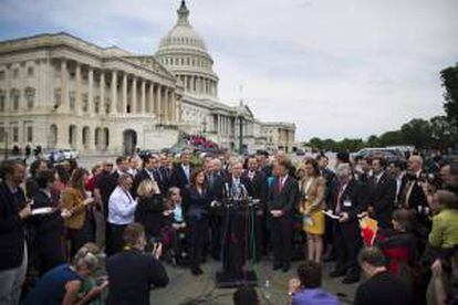 El senador republicano por Kentucky, Mitch McConnell (c), ofrece una rueda de prensa junto a otros congresistas y líderes del movimiento derechista Tea Party, frente al Capitolio de Washington, EEUU, el 16 de mayo del 2013, para pedir que se realice una auditoría al Servicio Interno de Impuestos (IRS).