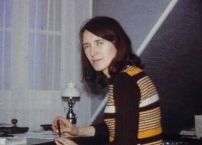 Annie Ernaux, en una fotograma de la película documental que recoge imágenes caseras rodadas entre 1972 y 1981.