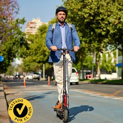Descubre los mejores cascos para patinetes eléctricos. GETTY IMAGES.
