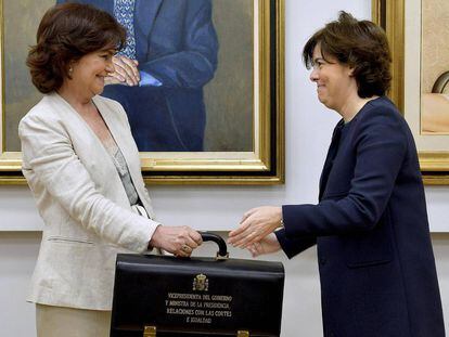Carmen Calvo, recibe la cartera de la exvicepresidenta Soraya Sáez de Santamaría.