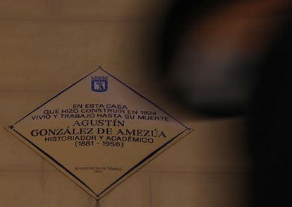 Placa conmemorativa al académico Agustín Gonzalez de Amezua en el Palacio de Amezua , Madrid