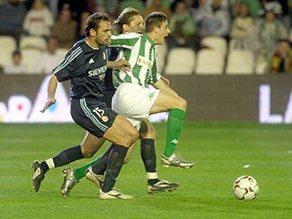 Joaquín se cuela entre Raúl Bravo y Michel Salgado.