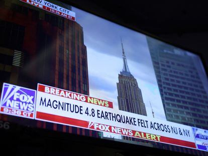 Una pantalla de televisión en el edificio de la Bolsa de Nueva York informa del terremoto de este viernes.