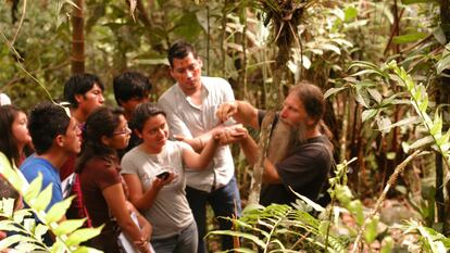 El biólogo estadounidense Chris Canaday (derecha) muestra una planta a visitantes del Parque Etnobotánico Omaere, en Puyo (Ecuador)