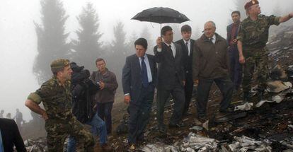 Trillo, en su visita al lugar del accidente del Yak-42 en Trebisonda, en mayo de 2003.