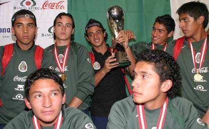 La selección de 2005, Carlos Vela muestra el trofeo.