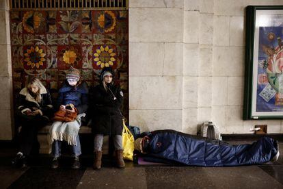 Vecinos de Kiev refugiados en el metro durante el último ataque ruso, el 24 de marzo.