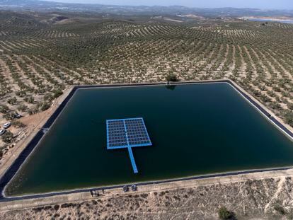 Balsa de riego con placas solares flotantes en Jaén.