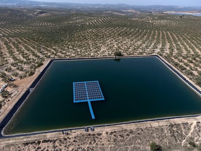 Balsa de riego con placas solares flotantes en Jaén.