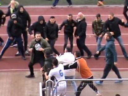 Los ultras del Alcalá saltan al terreno de juego para agredir a los futbolistas del San Fernando.- En Barcelona, un jugador de fútbol sala golpea al colegiado por pitar una falta
